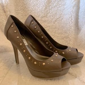 Fioni brown heels with gold decal Sz 6